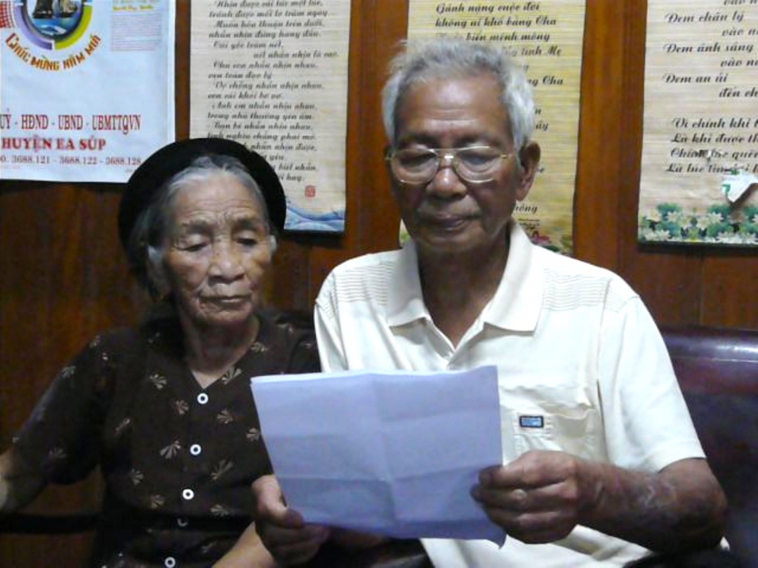  Vợ chồng cụ  Nguyễn Công Huân đọc lại  bức thư  của  Đại tướng Võ Nguyên Giáp.