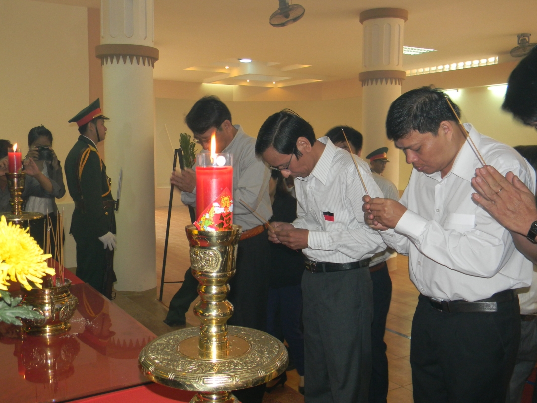  Anh Huỳnh Ngọc Bình (người đứng giữa)  với biểu tượng Quốc tang  trên ngực áo,  thành kính thắp nhang trước anh linh Đại tướng  Võ Nguyên Giáp.