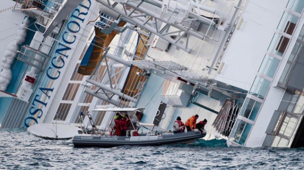Costa Concordia sau khi gặp nạn.