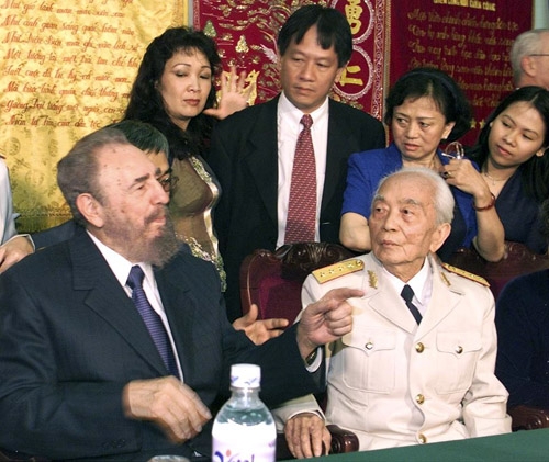 Chủ tịch Cuba Fidel Castro trò chuyện với Đại tướng Võ Nguyên Giáp             ngày 22-2-2003 tại Hà Nội.                                                                       Ảnh: T.L  