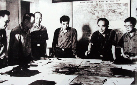 Đại tướng Võ Nguyên Giáp cùng Bộ Tư lệnh QĐND Việt Nam vạch kế hoạch       thực hiện cuộc Tổng tấn công Mùa Xuân 1975.                                                   Ảnh: T.L