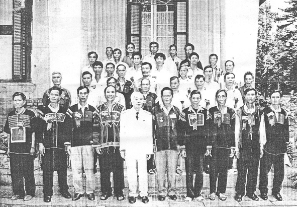 Đại tướng Võ Nguyên Giáp và đoàn cán bộ dân tộc thiểu số Tây Nguyên năm 2001 (Ama Trung là người đứng bên trái Đại tướng).