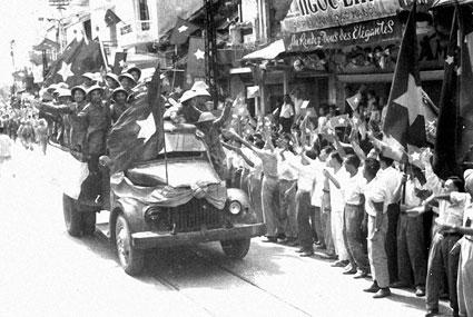 Ngày 10-10-1954, Hà Nội hân hoan đón mừng đoàn quân                   chiến thắng trở về giải phóng Thủ đô.                  Ảnh: T.L