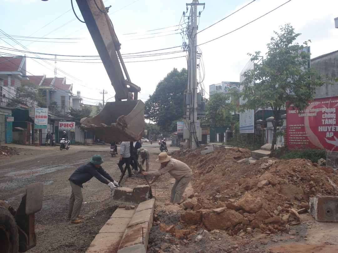 Lắp giải phân cách đường Hồ Chí Minh, đoạn phía Nam TP. Buôn Ma Thuột.