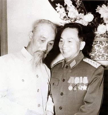 Đại tướng  Võ Nguyên Giáp  luôn  ghi nhớ  và  làm theo lời dạy  của  Chủ tịch Hồ  Chí Minh: Người  cán bộ cách mạng  phải  “dĩ công  vi thượng”.