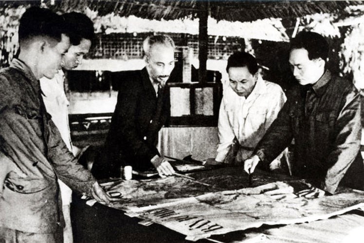 Chủ tịch Hồ Chí Minh, Đại tướng Võ Nguyên Giáp và Ban Thường vụ  Trung ương Đảng quyết định mở chiến dịch Điện Biên Phủ 1954.    Ảnh: T.L