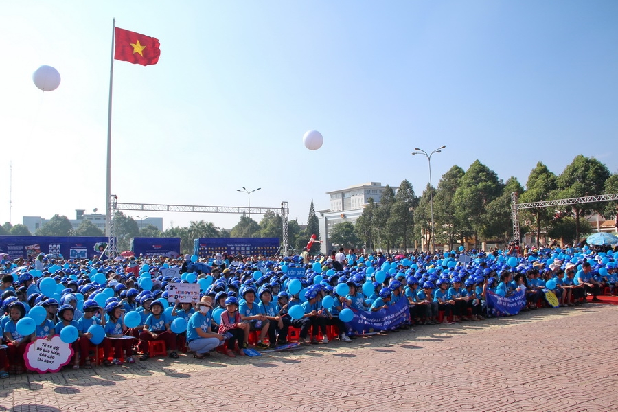 Đông đảo học sinh, phụ huynh và người dân đã tham dự chương trình