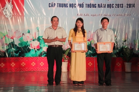 Đạo diện Đảng ủy Khối các Cơ quan tỉnh trao Giấy khen tặng các tập thể đạt thành tích xuất sắc Hội thi