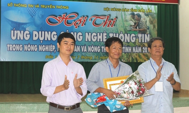 Đại diện Ban tổ chức trao giải Nhất đồng đội cho Hội Nông dân thị trấn Ea Đrăng (Ea H'leo)
