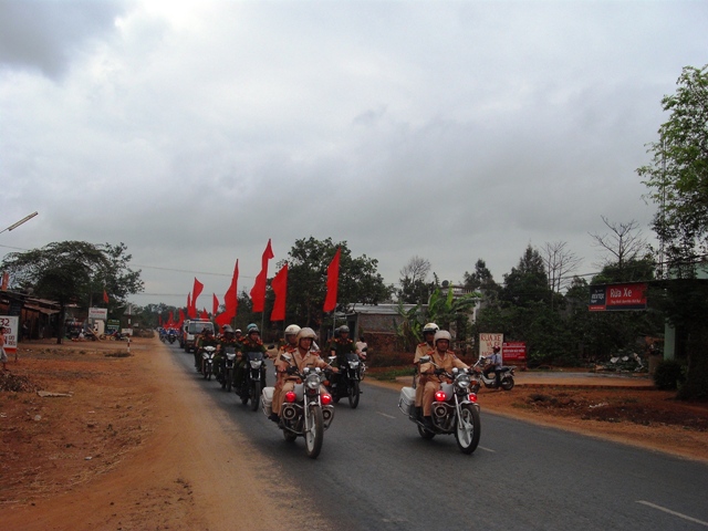  Ra quân  tuyên truyền thực hiện  Luật  giao thông tại huyện  Cư Kuin.