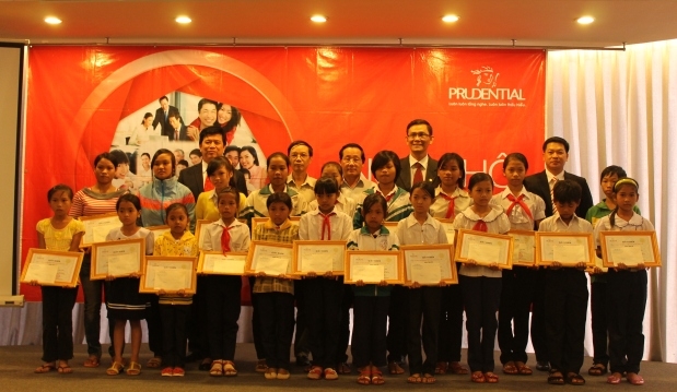 Đại diện Báo Dak Lak, Phòng GD-ĐT TP.Buôn Ma Thuột và Công ty BHNT Prudential trao học bổng cho các em học sinh.