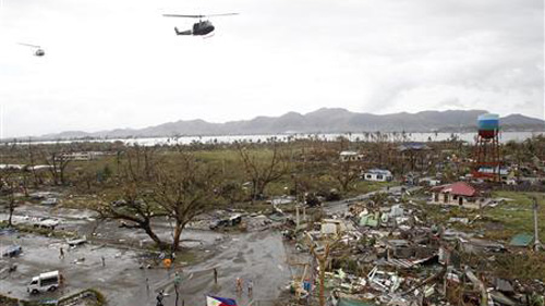 Trực thăng cứu hộ bay trên khu vực bị ảnh hưởng nặng nề ở Tacloban