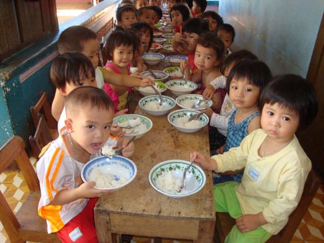 Cơ sở vật chất thiếu, nên nhiều trường mẫu giáo, mầm non tận dụng hành lang lớp học làm nơi ăn trưa cho trẻ 