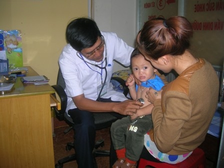 Khám bệnh cho trẻ em tại một phòng khám tư nhân trên địa bàn TP. Buôn Ma Thuột 
