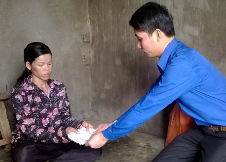 Đại diện CLB Tình nguyện Khát Vọng Xanh Krông Ana trao số tiền hỗ trợ cho bà Triệu Thị Bài, mẹ của hai cháu bé