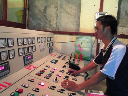 Hoạt động thuỷ điện đang gặp khó khăn (trong ảnh: hệ thống điều khiển nhà máy thuỷ điện Ea M’Doan, huyện M’Drak)
