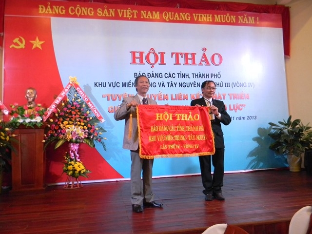  Báo Thừa Thiên Huế nhận cờ đăng cai