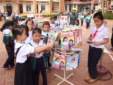 Mô hình thư viện lưu động, thư viện xanh  của Trường Tiểu học Nguyễn Công Trứ luôn thu hút học sinh.