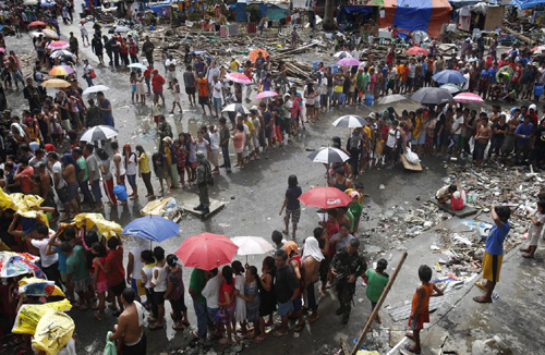Người dân ở Tacloban xếp hàng chờ nhận lương thực và nước uống