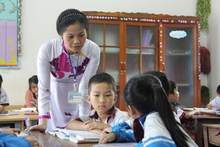 Cô Phạm Thị Giang Thanh, giáo viên Trường TH Kim Đồng (huyện Ea H'leo) đạt danh hiệu Giáo viên tiêu biểu giai đoạn 2008-2013