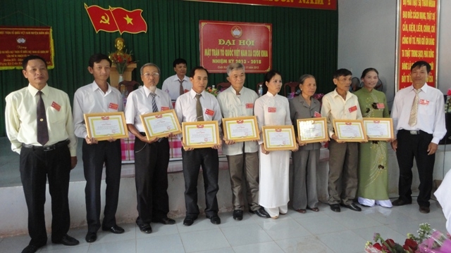 Khen thưởng các tập thể và cá nhân có thành tích xuất sắc trong công tác Mặt trận nhiệm kỳ 2008-2013.