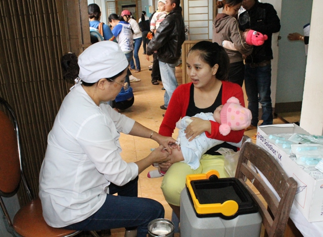 Tiêm phòng vắc-xin Quinvaxem cho trẻ tại Trạm Y tế phường Tự An (TP. Buôn Ma Thuột).