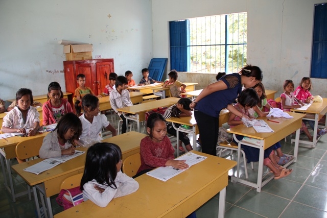 Những giáo viên vùng sâu luôn cố gắng hết mình trong việc dạy “con chữ” cho các em học sinh và động viên các em chuyên cần đến trường.