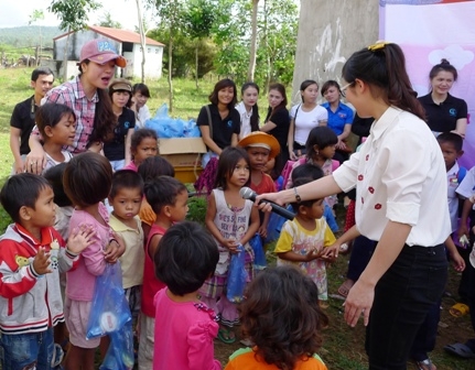 ...và sinh hoạt trò chơi ngoài trời