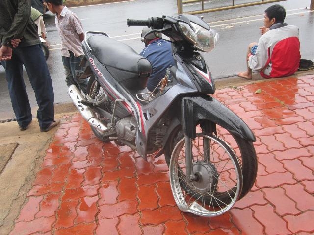 Chiếc xe Sirius bị gãy vành bánh trước.