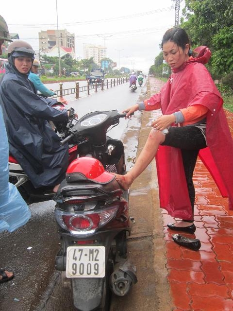 Chị Hồng Vân và chiếc xe bị nạn.