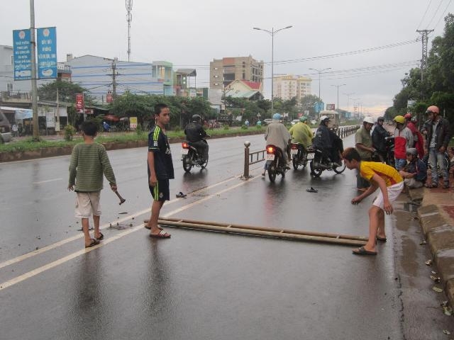 Người dân phụ thu dọn hiện trường.