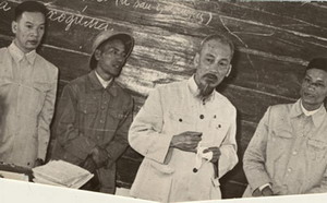 Bác Hồ và GS. Nguyễn Văn Huyên (người đầu tiên từ bên trái)  đến thăm một lớp dạy tiếng Nga ở miền Bắc năm 1955.  Ảnh: T.L