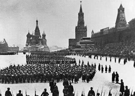 Cuộc duyệt binh trên quảng trường Đỏ diễn ra ngày 7-11-1941, được xem là một trong những            sự kiện đặc biệt nhất.                                                                                                                  Ảnh: Tư liệu