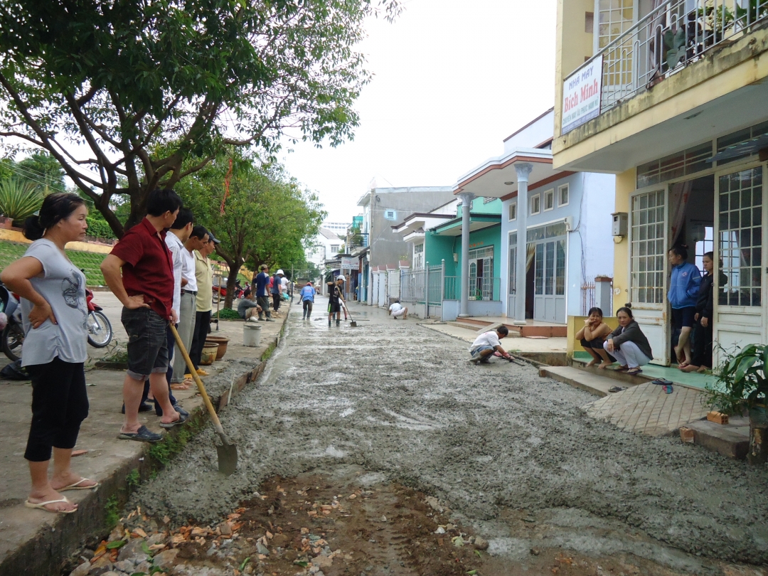 Người dân tham gia làm đường tại hẻm 181/1 Quang Trung.