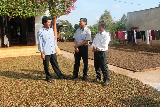 Lãnh đạo Hội Nông dân các cấp kiểm tra việc sử dụng vốn vay của gia đình anh Mai Xuân Nghĩa ở thôn Lộc Thành (xã Phú Lộc, huyện Krông Năng).