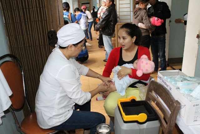 Tiêm vắc xin Quinvaxem cho trẻ tại Trạm Y tế phường Tự An, TP. Buôn Ma Thuột. 