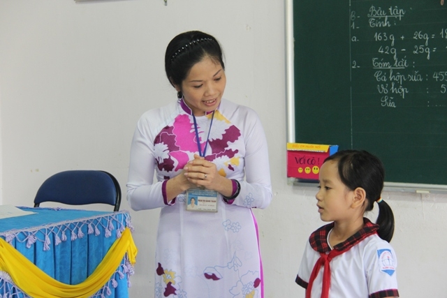 Cô Phạm Thị Giang Thanh (Trường Tiểu học Kim Đồng, huyện Ea H’leo) khuyến khích các em giãi bày những băn khoăn, thắc mắc.