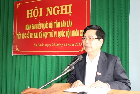 Bộ trưởng Bộ Nông nghiệp và Phát triển nông thôn trả lời ý kiến cử tri huyện Cư Kuin. Ảnh: K.O