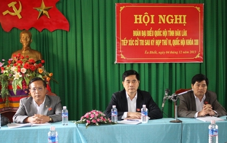 Các đại biểu Quốc hội tham gia tiếp xúc cử tri tại huyện Cư Kuin. Ảnh: K.O