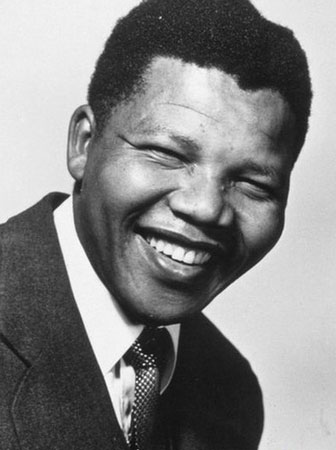 Nelson Mandela trở thành tổng thống da màu đầu tiên của Nam Phi sau một thời gian dài đấu tranh với sự thống trị của người da trắng chiếm thiểu số ở quốc gia này