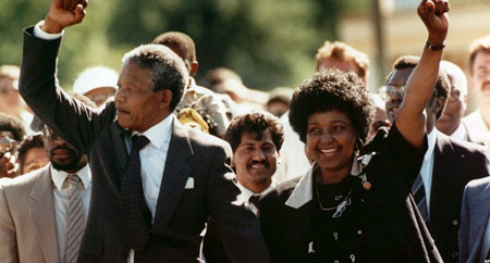 Cuối cùng sau hơn 2 thập niên ngồi tù, Nelson Mandela được ra tù vào năm 1990