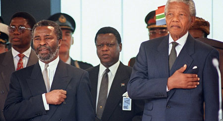 Mandela chỉ lên làm tổng thống một nhiệm kỳ và năm 1999 ông trở thành một trong ít nhà lãnh đạo châu Phi tự nguyện từ chức. Thabo Mbeki (trái) được trao nhiệm vụ gần như “bất khả thi” kế nhiệm Mandela làm lãnh đạo cả Nam Phi và đảng ANC