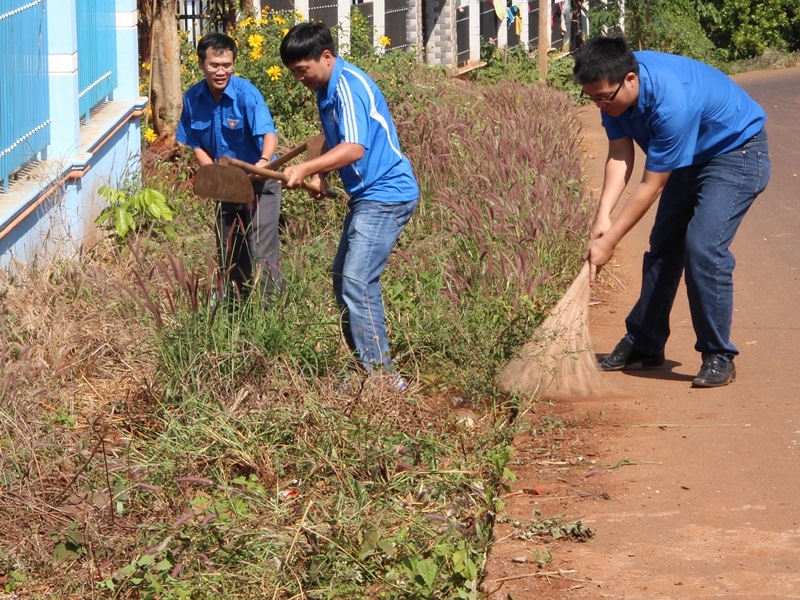 Tham gia dọn dẹp vệ sinh môi trường