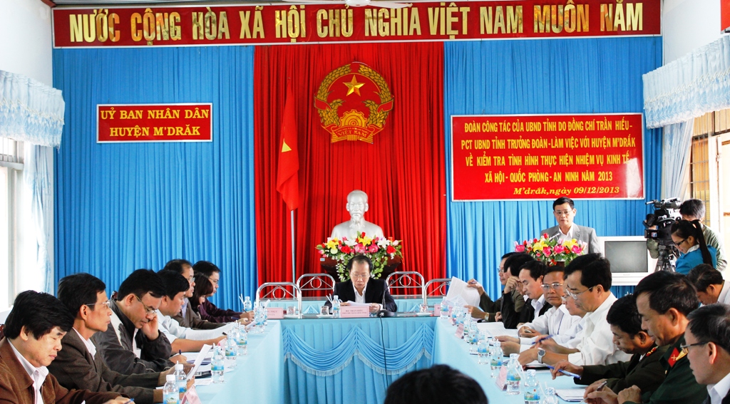 quang cảnh làm việc tại UBND huyện MDrak (1).jpg