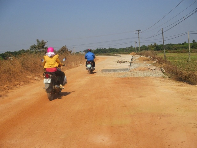 Những thảm bê tông nằm choán mặt đường qua xã Ea Lê (huyện Ea Súp) mà không có biển cảnh báo nào.