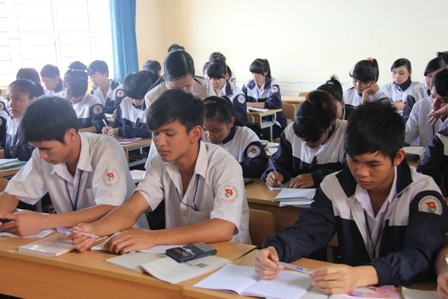 Học sinh Trung tâm GDTX Krông Năng tham gia lớp Tìm hiểu Luật Giao thông đường bộ 