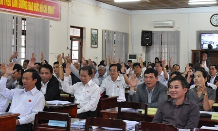 Các đại biểu biểu quyết thông qua các nghị quyết tại Kỳ họp