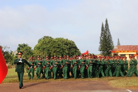 Chiến sĩ mới tham gia duyệt đội ngũ.