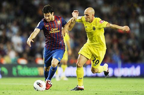 Sẽ không dễ để Barca (trái) vượt qua Villarreal