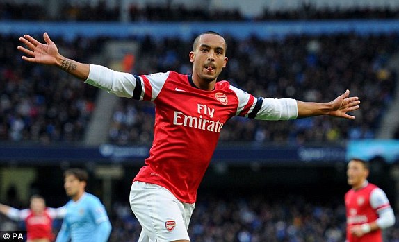 Nỗ lực của Walcott không thể cứu vãn thất bại ê chề của Arsenal